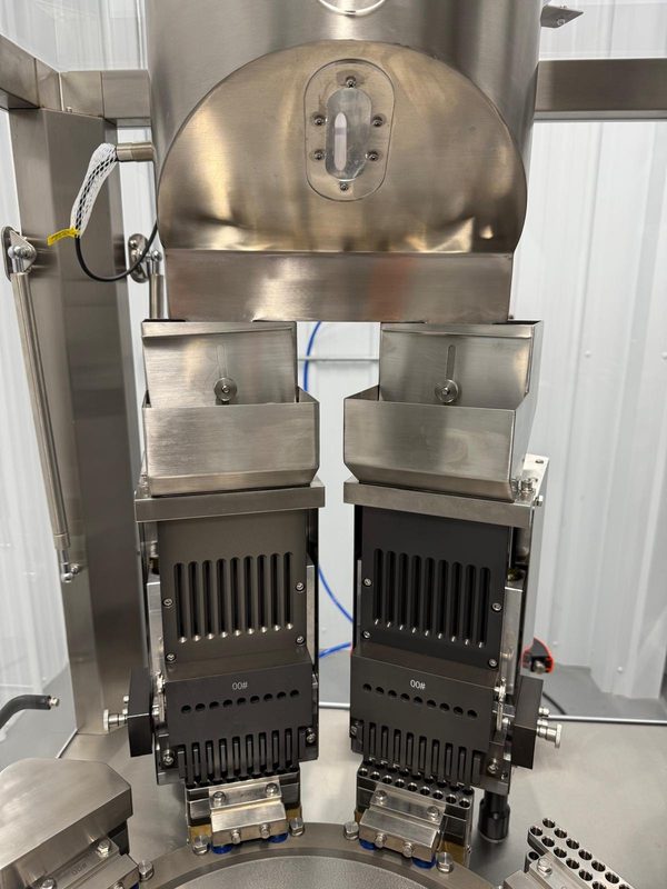 Twin tamping stations marked for size 00 capsules